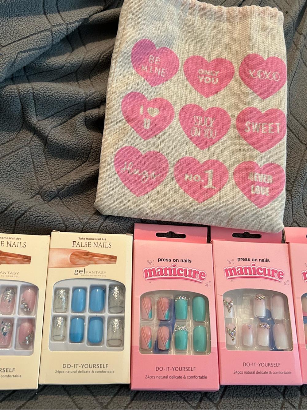 5 Sets of Press-On Gel Nail Sets with Pink Heart Cosmetic Bag -50 Nails